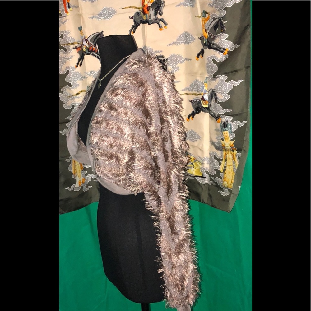 Feline‎ shrug size small pretty like new